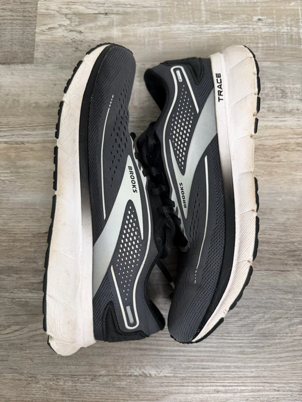 Brooks Trace 2 Men’s Running Shoe in Black & White-size 10